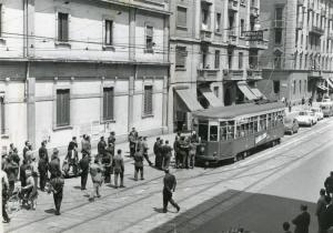 Milano - Sciopero generale indetto dalla Cgil - Lavoratori in sciopero fermano un tram in movimento