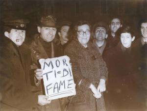 Milano - Sciopero lavoratori Atm - Deposito Atm Molise - Ritratto di gruppo - Manifestanti e lavoratori con cartello