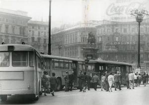 Milano - Sciopero lavoratori Atm - Piazza Duomo - Autobus fermi - Passeggeri a piedi - Pubblicità sui palazzi