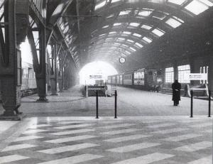 Milano - Sciopero ferrovieri e postali - Stazione Centrale - Interno - Banchina deserta - Scritta pubblicitaria Olivetti