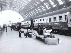 Milano - Sciopero ferrovieri - Stazione Centrale - Interno - Binario - Passeggeri con valigie attendono di partire
