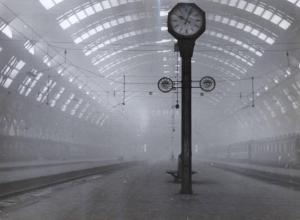 Milano - Sciopero dei treni - Stazione Centrale - Interno - Banchine deserte - Orologio e insegne telefoni pubblici