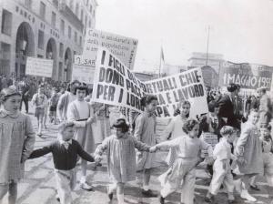 Genova - Sciopero lavoratori portuali - Manifestazione del 1 maggio - Corteo - Bambini figli dei portuali aprono il corteo - Striscioni e cartelli