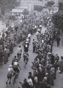 Civitavecchia - Sciopero lavoratori portuali - Portuali genovesi verso Roma in bicicletta passano in mezzo a una folla di cittadini che li applaude - Lavoratori con cartelli sulla schiena