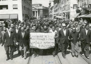 Trieste - Sciopero lavoratori portuali - Corteo - Lavoratori con cartello