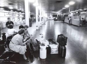 Segrate - Sciopero lavoratori aeroportuali - Aeroporto internazionale Enrico Forlanini di Milano-Linate - Interno - Passeggeri in attesa con valigie