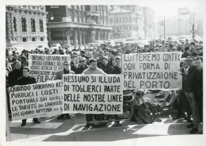Trieste - Sciopero lavoratori portuali contro la privatizzazione del porto - Presidio - Lavoratori con cartelli