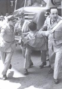 Trieste - Sciopero lavoratori marittimi - Piazza Goldoni - Scontri con le forze dell'ordine - Carabinieri trasportano un manifestante