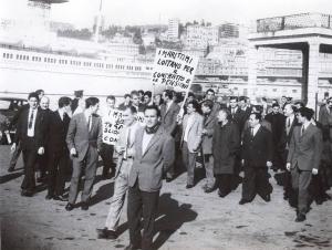 Genova - Sciopero lavoratori marittimi - Porto - Corteo - Lavoratori con cartelli