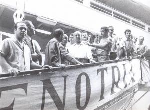 Genova - Sciopero lavoratori marittimi - Porto - Nave "Enotria" - Lavoratori con i sindacalisti sullo scalandrone della nave