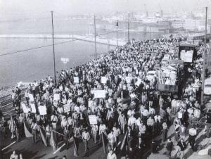Genova - Sciopero lavoratori marittimi - Veduta dall'alto - Corso Saffi - Porto - Corteo - Lavoratori con bandiere del sindacato e cartelli