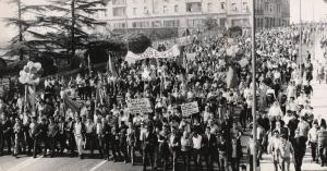 Genova - Sciopero lavoratori marittimi - Veduta dall'alto - Corteo - Lavoratori con bandiere del sindacato, cartelli e striscioni