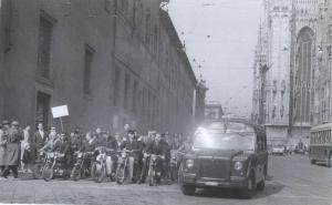 Milano - Sciopero postelegrafonici - Piazza del Duomo - Corteo dei lavoratori in motocicletta - Postini in divisa