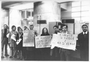 Milano - Sciopero dei lavoratori postelegrafonici - Posta - Interno - Lavoratori con cartelli