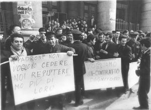 Milano - Sciopero dei postini delle agenzie di recapito - Presidio dei lavoratori - Cartelli di protesta