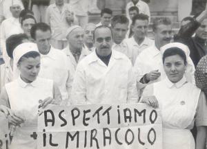 Bologna - Sciopero ospedalieri - Presidio dei lavoratori - Ritratto di gruppo - Infermieri in camice con cartello di protesta