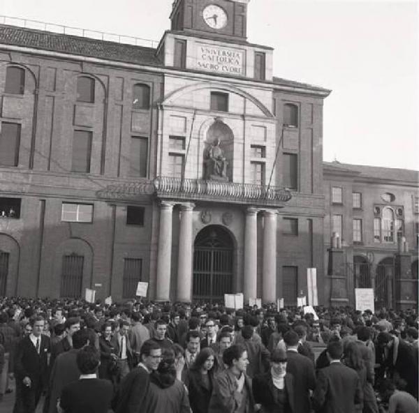 Studenti - Corteo di studenti per chiedere la riapertura degli atenei dopo le occupazioni - Cartelli di protesta