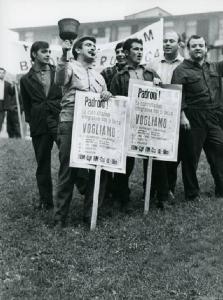 Sciopero unitario dei lavoratori metalmeccanici per il rinnovo del contratto - Gruppo di manifestanti con cartelli di sciopero, fischietti e campanaccio