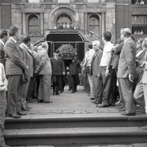 Funerali di Bruno Di Pol davanti alla Camera del Lavoro - Passaggio della bara