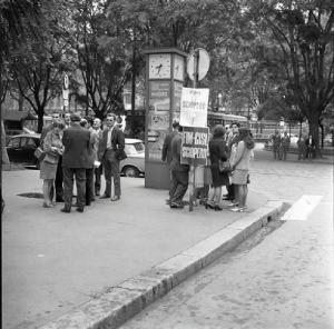 Sciopero degli impiegati della Philips - Presidio davanti alla fabbrica - Cartelli di sciopero Cgil e Fim Cisl