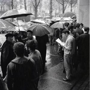 Sciopero dei lavoratori dell'Enel - Presidio davanti all'Enel - Operai con tuta da lavoro sotto la pioggia