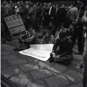 Sciopero dei lavoratori della Montedison - Corteo - Cartelli - Lavoratori seduti sui binari