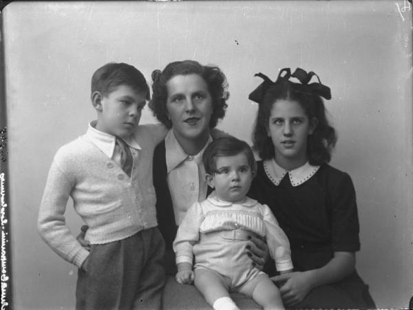 Ritratto di gruppo. Anna Bonomi Campanini con i figli Carla, Alfredo e Carlo