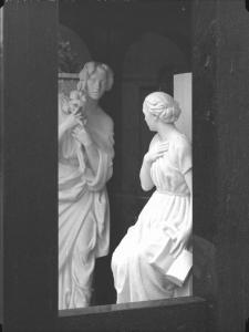 Riproduzione di opera d'arte. Milano - Cimitero Monumentale - Edicola Ginocchi - Scultura di Arrigo Minerbi: Annunciazione