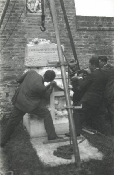 Ferrara - Cimitero - Deposizione delle ceneri del pittore Giuseppe Mentessi nella tomba della madreTeresa Mentessi Bentini