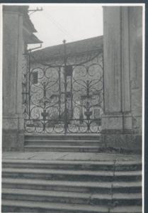 Veduta architettonica. Orta San Giulio - Cimitero - Cancello