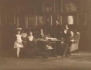 Ritratto familiare. Il senatore Luigi Della Torre con la sua famiglia. A sinistra la figlia minore Bice