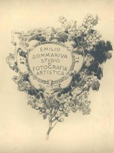 Riproduzione. Disegno - Marchio dello Studio di Fotografia Artistica Emilio Sommariva su disegno di Giuseppe Mentessi