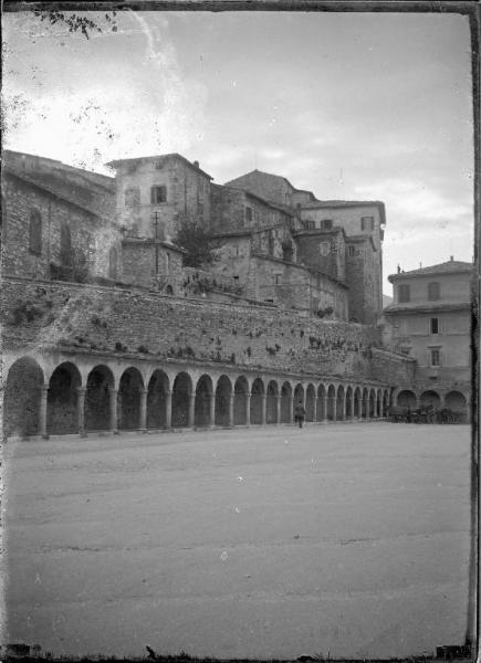 Veduta architettonica. Assisi - Basilica di S. Francesco - portici