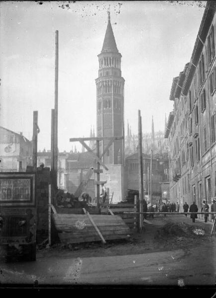 Veduta architettonica. Milano - Demolizioni per l'edificazione del Palazzo del Comune in via Larga