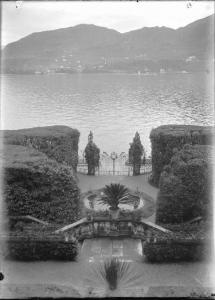 Paesaggio. Tremezzo - Villa Carlotta - Veduta del giardino e panorama del lago di Como