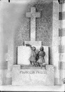 Veduta architettonica. Milano - Cimitero Monumentale - Edicola Famiglia Frizzi: scultura di Romolo Del Bò