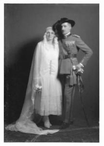 Doppio ritratto. Sposi: Edgardo Guagnellini in alta uniforme da carabiniere con la moglie