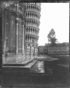 Veduta architettonica. Pisa - Campo dei Miracoli - Torre pendente e abside del Duomo