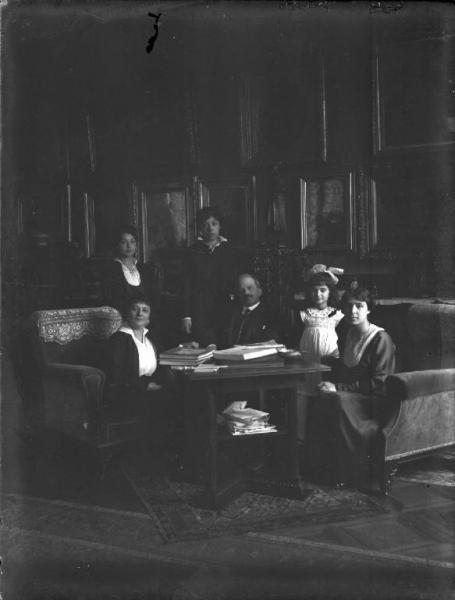 Ritratto familiare. Il senatore Luigi Della Torre con la sua famiglia. A sinistra la figlia minore Bice