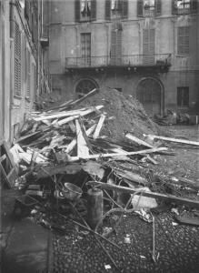 Veduta architettonica. Milano - Abitazione di via Principe Umberto 7 dopo il bombardamento - Esterno