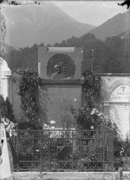 Veduta architettonica. Santa Maria Maggiore - Cimitero - Monumento Famiglia Rastellini