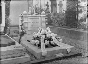 Veduta architettonica. Milano - Cimitero Monumentale - Monumento funerario e tomba di Aimeè Evelyne Jetter