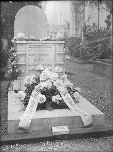 Veduta architettonica. Milano - Cimitero Monumentale - Monumento funerario e tomba di Aimeè Evelyne Jetter