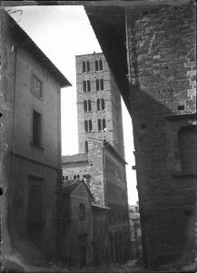 Veduta architettonica. Arezzo - Chiesa di S. Maria della Pieve - Campanile