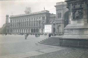 Veduta architettonica. Milano - Piazza del Duomo - Scritta di propaganda bellica allestita sui portici meridionali