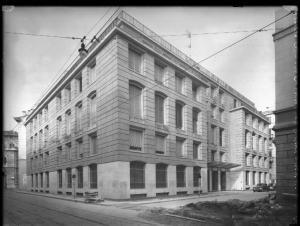 Veduta architettonica. Milano - Edificio in via F.lli Gabba angolo via Monte di Pietà