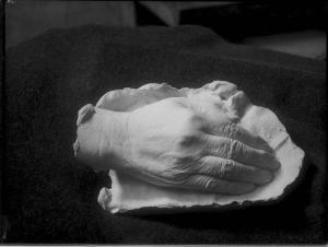 Riproduzione di opera d'arte. Calco funebre in gesso - mano di Gabriele D'Annunzio