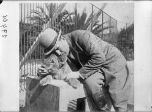 Ritratto maschile. Benito Mussolini con cucciolo di leone