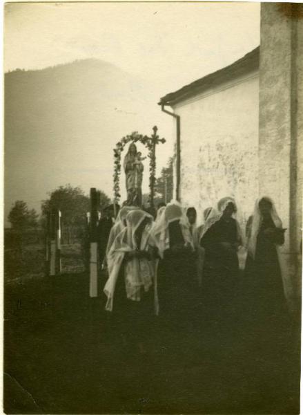 Valle Vigezzo - Santa Maria Maggiore - Buttogno - Festa del paese - Processione - Statua di Madonna con bambino benedicente