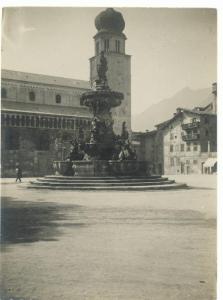 Paesaggio urbano. Trento - Piazza Duomo - Fontana del Nettuno di Francesco Antonio Giongo